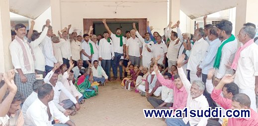 ಹಕ್ಕು ಪತ್ರ ನೀಡಲು ವಿಳಂಬ ಖಂಡಿಸಿ ಧರಣಿ